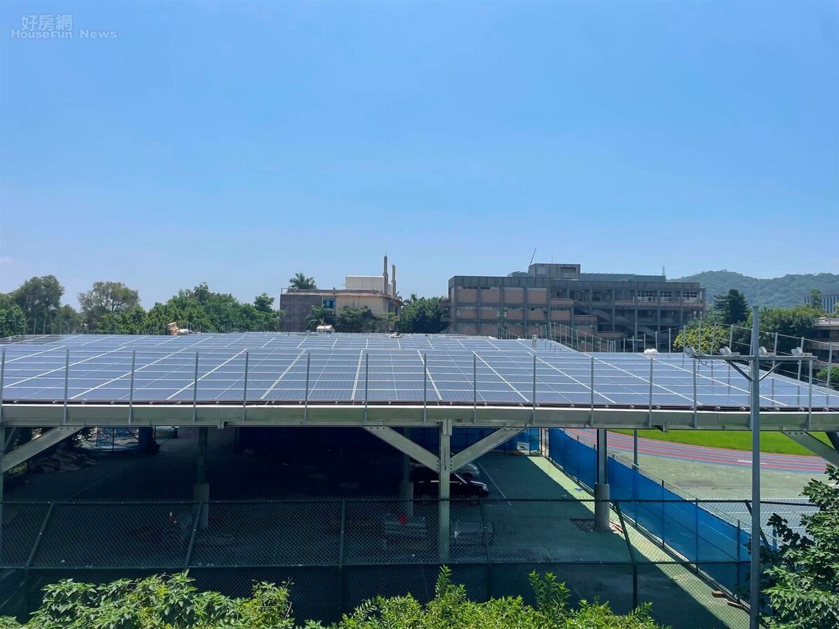 2026年8月1日住宅屋頂強制設置太陽能光電板新制將上路，引發業界的擔憂。圖為台北市校園的光電板設置情形／好房網News記者李彥穎攝