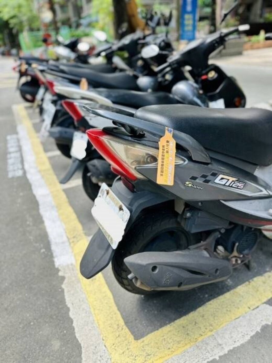 配合捷運三鶯線通車在即，三鶯地區部分路段的路邊機車停車格7 月起採計次收費，交通局已夾單宣傳。圖／新北市交通局提供