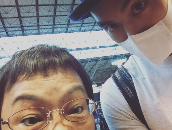 新生代男神彭于晏日前帶媽媽到沖繩走走，母子倆的好感情羨煞粉絲。（翻攝自yuyanpeng Instagram）