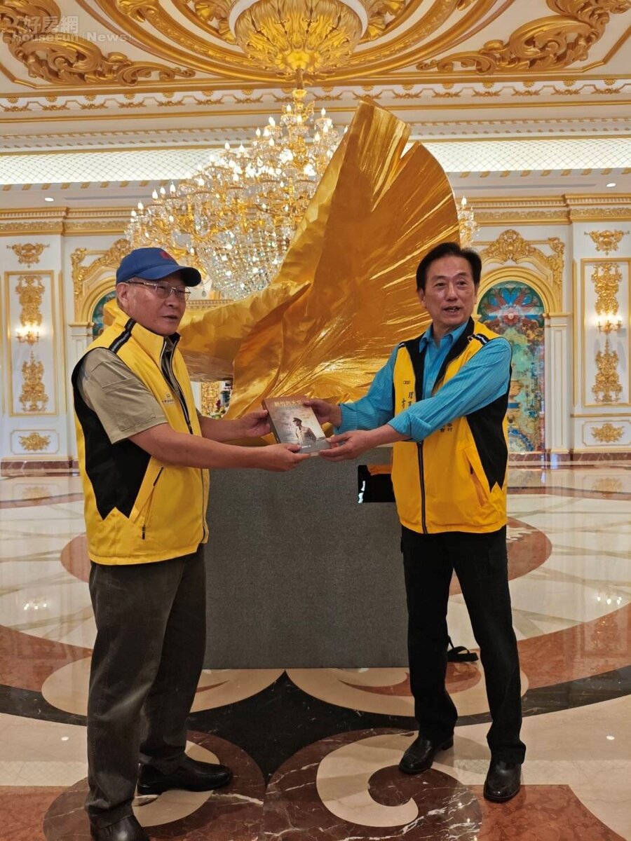 新竹眷協創會理事長周德華贈書給雲林眷協理事長方向。圖／好房網News記者王震濂 拍攝