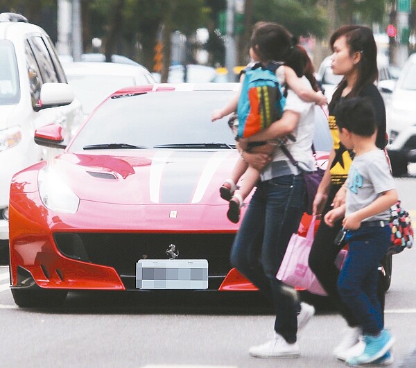 有錢人開著千萬跑車上路，貧富差距極大。 記者黃義書／攝影