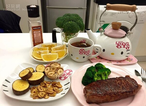 
7.喜歡下廚的白白，經常與粉絲分享她自創的健康料理，就連茶壺和茶杯也全是Hello Kitty的！