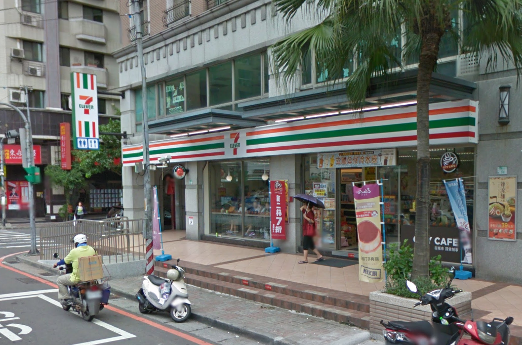 多家便利超商推出特色門市。（翻攝自Google Map）