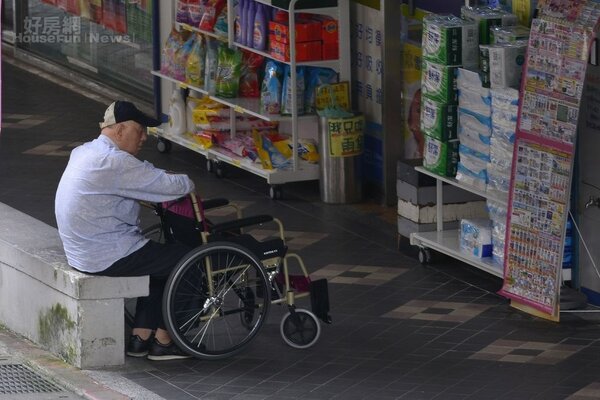 台灣人口老化愈趨嚴重，許多獨居老人只剩看護陪伴餘生。（好房網News記者陳韋帆／攝影）