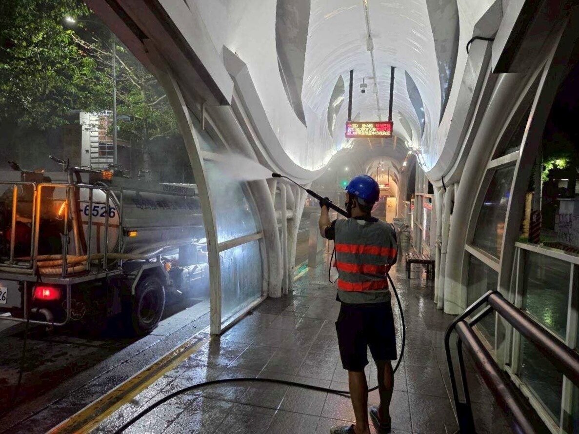 市府進行台灣大道公車專用道站台清潔消毒，提供民眾乾淨衛生的候車空間。圖／台中市政府交通局提供