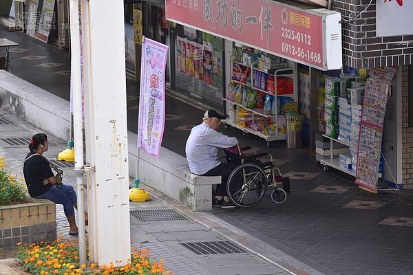 台灣人口老化愈趨嚴重，許多獨居老人只剩看護陪伴餘生。（好房網News記者陳韋帆／攝影）