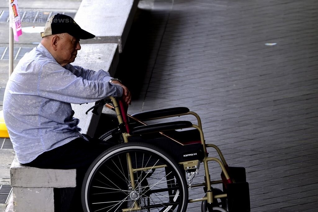 為彌補因病住院出院後需長照服務病人等待居家照護服務空窗期,台中市今年9月推出「陪同出院長照服務」計畫;病人出院前,醫院就提前啟動評估機制,與前來接送病人的承案單位人員交接。(示意圖/好房網News記者陳韋帆/攝影)