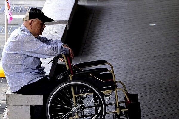 北高雄尋退休宅 「這三區」兼顧醫療、交通 台灣人口老化愈趨嚴重,許多獨居老人只剩看護陪伴餘生。(好房網News記者陳韋帆/攝影)