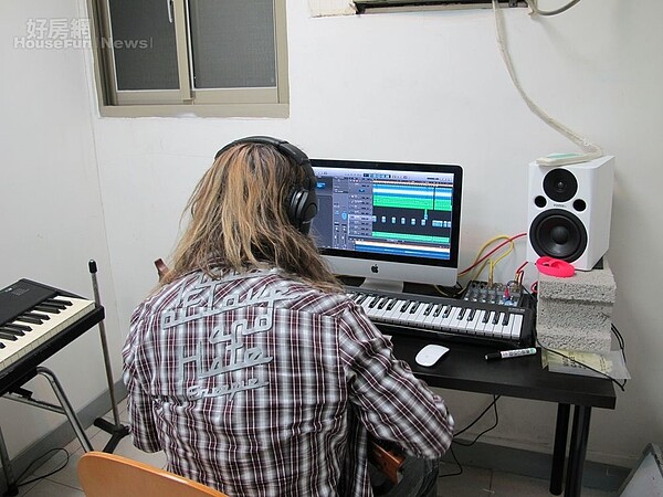 5.朱約信這16年來的創作,都是在他的秘密基地完成。