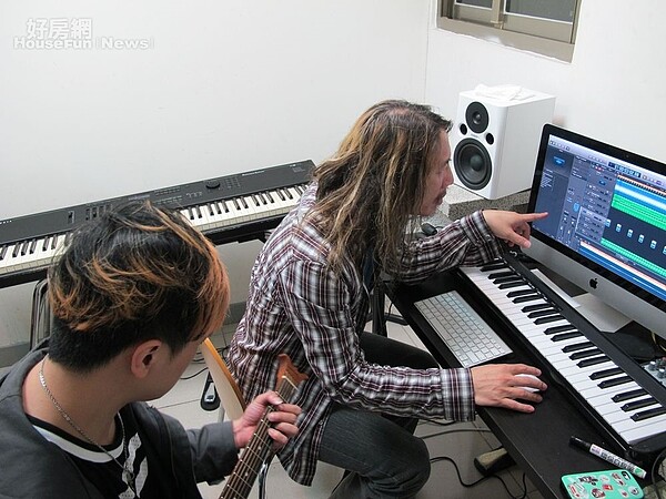 2.像是鋼琴教室或是編曲教室,牆壁都是以白色為主。