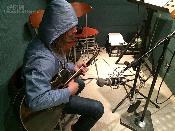 3.錄音室大約佔7、8坪,牆壁鋪上墨綠色的隔音毯,搭配米白色的地毯。