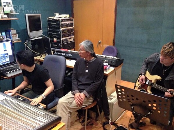 4.錄音室外頭的控制室的桌椅大都是木製,牆壁則也是墨綠色隔音毯。