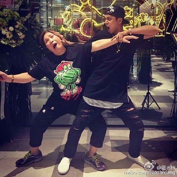 1.羅志祥帶媽媽去蔣哥餐廳慶祝母親節,母子倆在店門口搞笑合照。(翻攝自羅志祥微博)