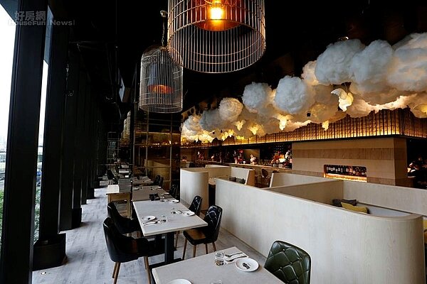 5.餐廳挑高四米,加上落地窗透進來的光線,讓採光相當明亮,店內天花板有上百朵雲燈以及鳥籠燈布置,很有設計感。