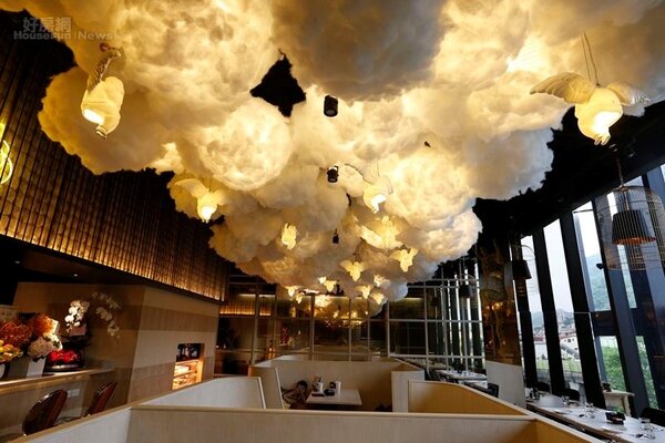 6.量身打造的上百朵雲燈，結合中國藝術品牌「稀奇」的骨瓷天使燈打造出如夢似幻的裝置藝術效果。
