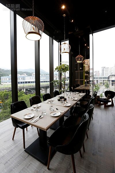 8.VIP包廂的落地窗可以看到捷運行駛以及劍南路站的街景。