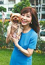 陳美鳳為官司憔悴　犬子打氣