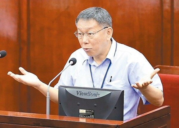 台北市長柯文哲昨赴市議會專案報告,對大巨蛋案,柯強調遠雄若在三個月內未改善公安等問題,將直接解約。 記者侯永全/攝影