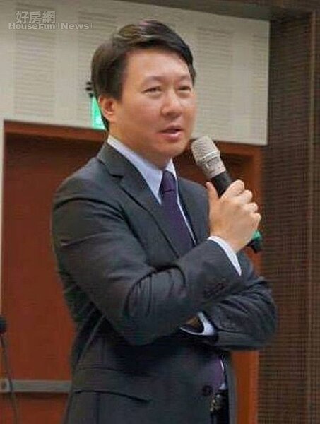 1.三立前主播李猶龍,新聞專業形象深植人心。(翻攝自波妞爸臉書)