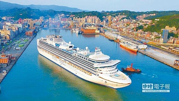 今年基隆郵輪旅客人數將突破75萬人次，同時也是基隆建港130周年，如何將這波觀光財留在基隆，將是市府重要課題。（霍克無人機提供）