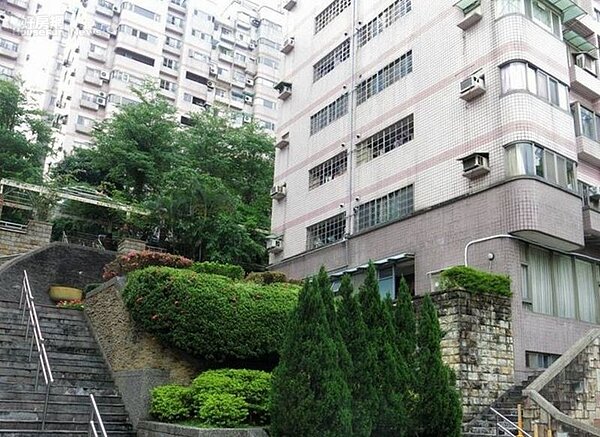 2.沿著山坡而建的「觀星台北」,屋齡20年。