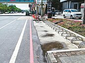 嘉義縣立圖館單車架　紅線擋違停