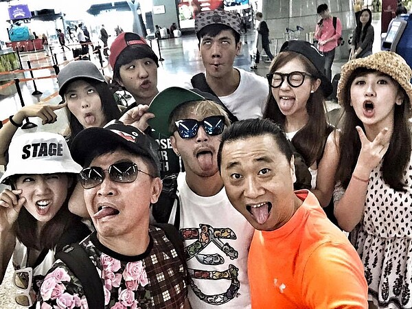 KID與吳宗憲主持的綜藝節目「綜藝玩很大」大受歡迎, KID相當感謝憲哥提拔 (林柏昇 KID臉書粉絲頁)