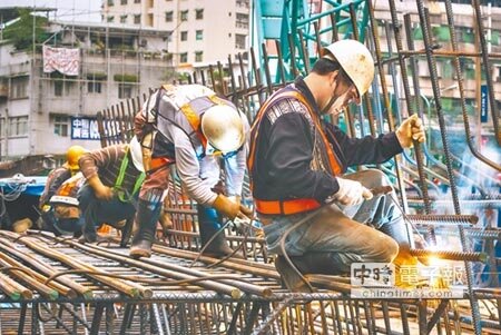 立法保障勞動部長郭芳煜將爭取最低工資入法,不必再於基本工資審議委員會中喊價,對勞工更有保障,圖為焊工在烈日下辛苦工作。(本報資料照片)