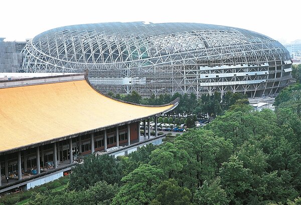 台開集團董事長邱復生昨天舉行記者會，表明願依促參法第四十六條，對大巨蛋提出新的構想，盼能打破大巨蛋的僵局。 記者高彬原／攝影