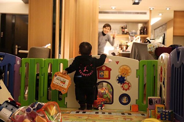大量地墊防止兒童摔傷,卻也犧牲地板風格。(翻攝自黑人陳建州臉書)