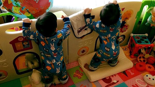 為了刺激兒童感官發展,地墊、圍欄顏色多半色彩鮮豔,與居家布置風格大不相同。(翻攝自黑人陳建州臉書)