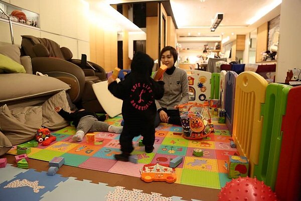 隨處散落的玩具,是許多家庭必經的階段。(翻攝自黑人陳建州臉書)