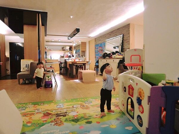 大坪數空間好運用,能輕鬆降低兒童玩具的干擾。(翻攝自黑人陳建州臉書)