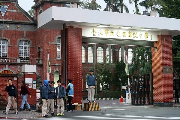 新任教育部長上任即宣示十二年國教「全面免試、就近入學」,房產業者預料如果落實,高中也可能出現搶明星學區大戰。本報資料照。記者許正宏/攝影