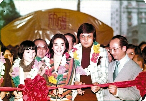 當年雙林剪綵民國61年開幕時.由紅遍全台的「二林」林青霞、秦祥林剪綵。 記者林伯東/攝影、欣欣百貨提供