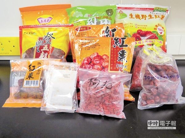 高雄市衛生局查獲農藥含量超標的紅棗、枸杞及花茶。（呂素麗翻攝）