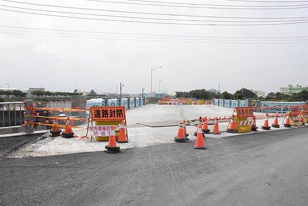 洋仔厝溪堤岸道路，預定七月驗收完成後，可全線開通供民眾使用。(陳志遠攝)