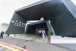 花蓮新城車站是近兩年剛落成的花蓮入口車站。整個車站的外觀設計跳脫了台鐵以往給人制式毫無創意的印象。新的新城車站走現代藝術風格，若沒看到車站的標誌，會以為到了藝術館。
