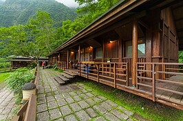 每個房間門口都有遮雨的走廊，天晴或天雨都可在此泡杯好茶，欣賞遠方山嵐變換的景致。