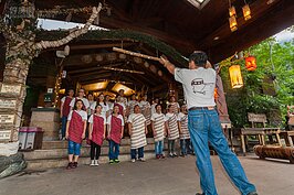 花蓮有民宿、有豪華飯店，更有可以在群山環抱中入眠的「山月村」。只要有貴賓到來，「村長」就會帶著原住民工作夥伴，以一首首優美動聽的原住民歌曲歡迎大家。