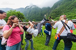 Check-In就可以到房間內休息？可沒這麼簡單，先來個扛人體山豬的活動吧，過關才能去房間喔。