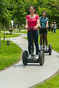 懶得走路也可以租一台Segway雙輪電動車慢慢晃。