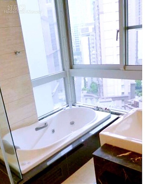 5.衛浴設備相當新穎，還有浴缸可泡澡。

