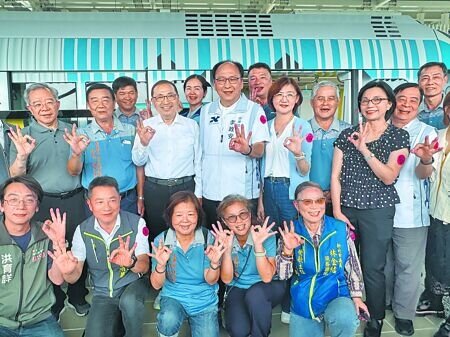 
新北市長侯友宜（二排左三）28日赴三鶯線鶯歌車站站「開箱」三鶯線列車兩大主題，包含客家文化主題與新北市美術館主題。（柯毓庭攝）

