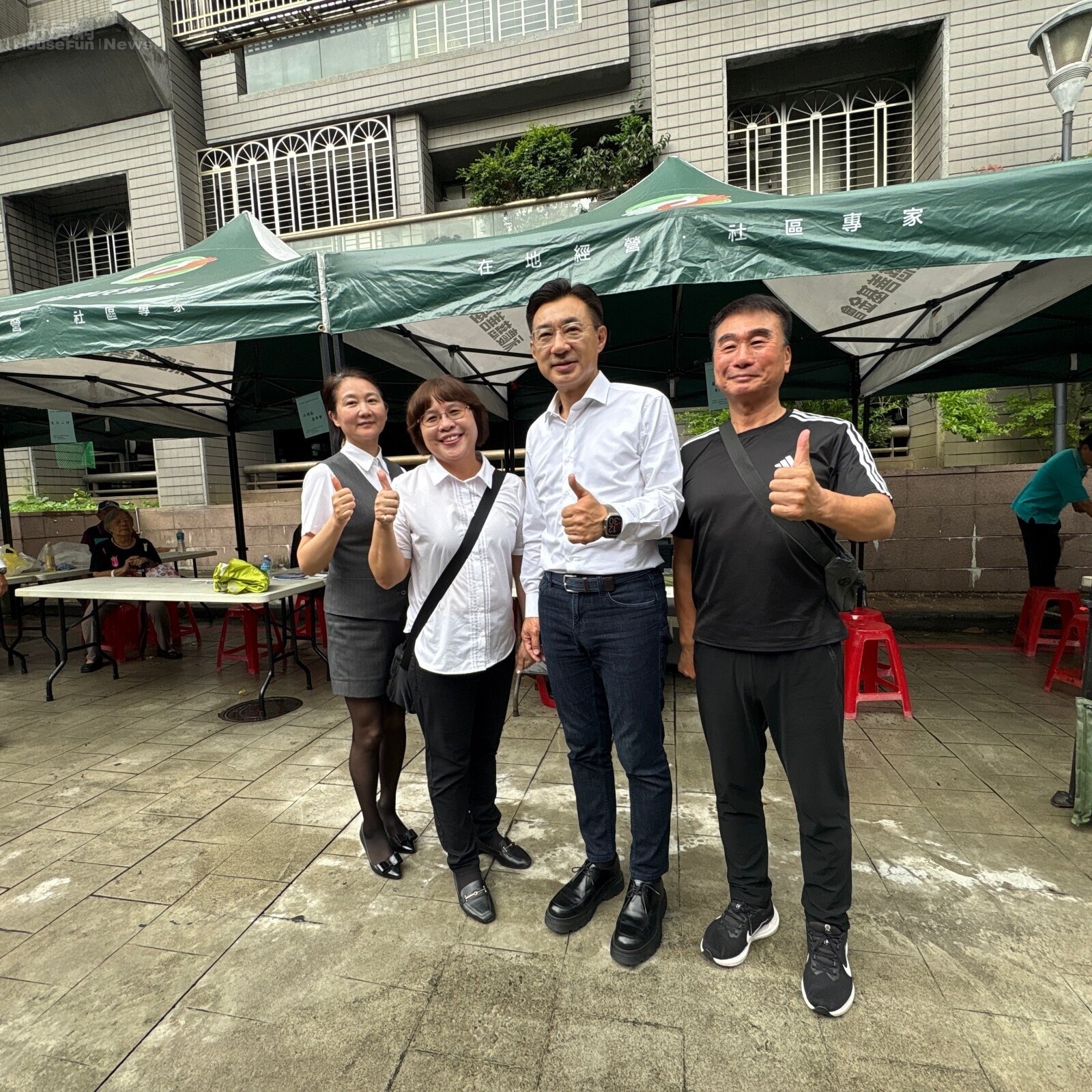 立法院副院長江啟臣在包餃子比賽現場，與有巢氏房屋台中豐原良家加盟店店東陳進南(right)服務團隊合影。 好房網News記者楊欽亮 / 攝影