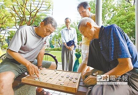 行政院研議提出《中高齡就業專法》,參考國際做法,採取延後中高齡退休年齡。圖為在公園下棋的民眾。(本報資料照片)