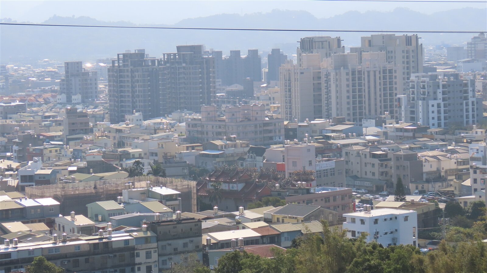 房價居高不下讓首購族尋屋大不易，往往因預算限制面臨在居住品質與價格間妥協的兩難。本報資料照片 