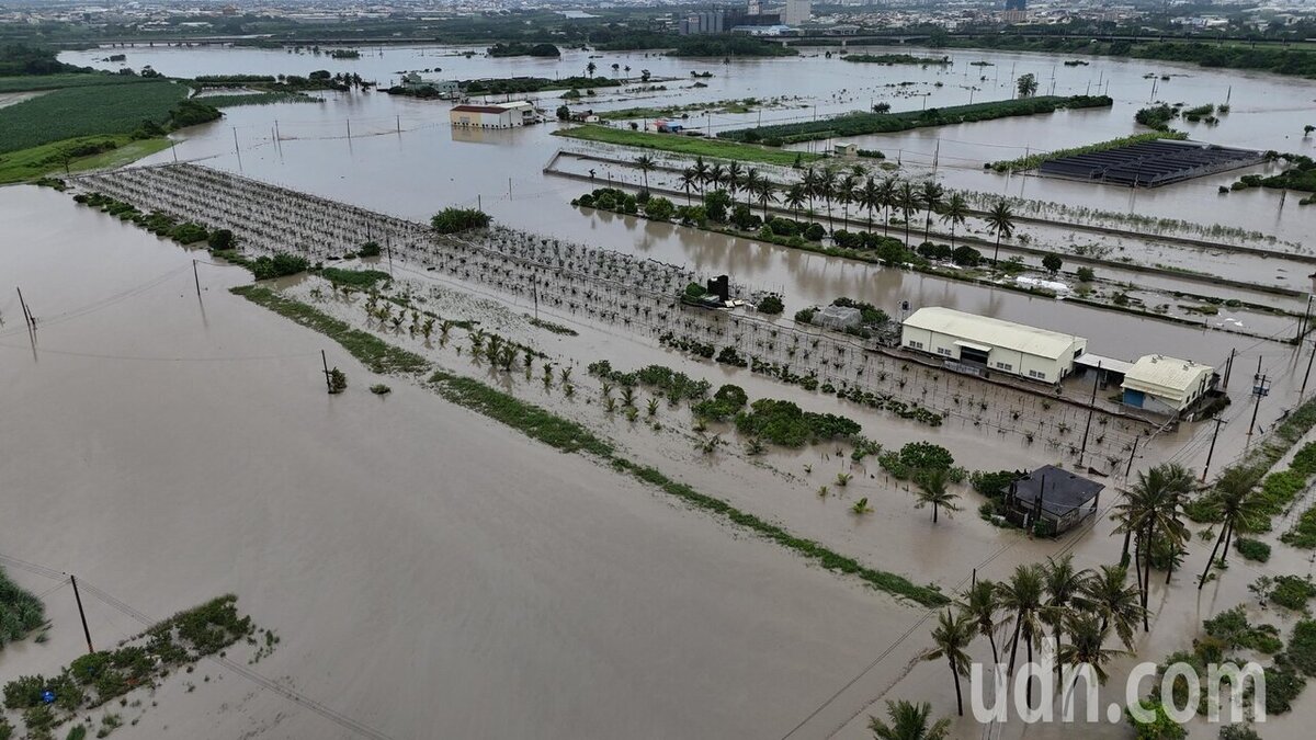 高雄市0625豪雨淹水補助出爐，圖為高雄市路竹區永華路底、鄰近二仁溪一帶的民宅與農田因暴雨宣洩不及爆發嚴重淹水災情。記者劉學聖／攝影 