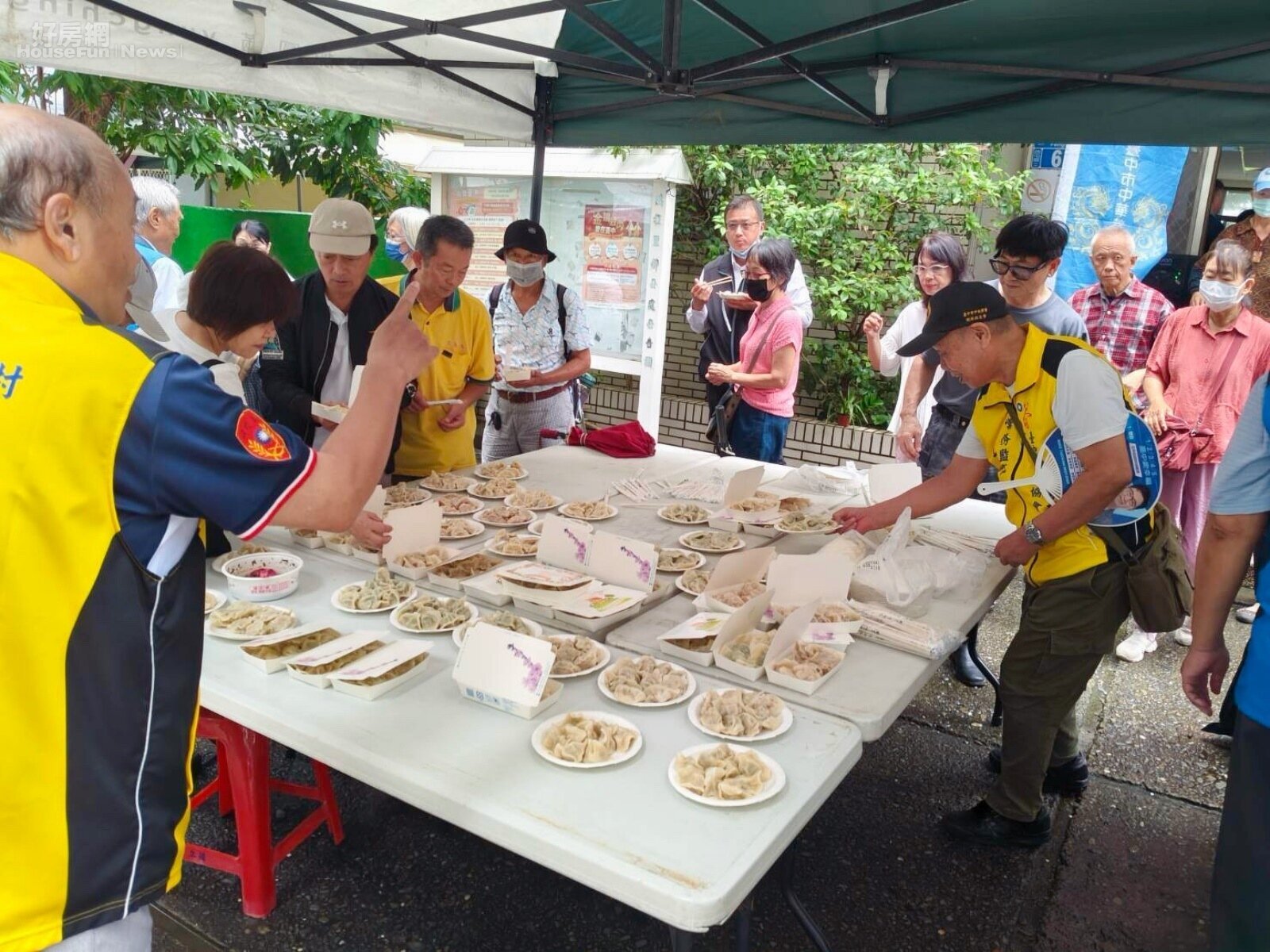 眷村多已陸續改建，透過一同品嘗水餃等媽媽滋味的機會，眷村人還能重溫從前那種你家飯桌就是我家飯桌的緊密關係。  圖 / 台中市眷村文化發展協會提供