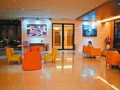 台南平價飯店吸客　大廳變身美術館